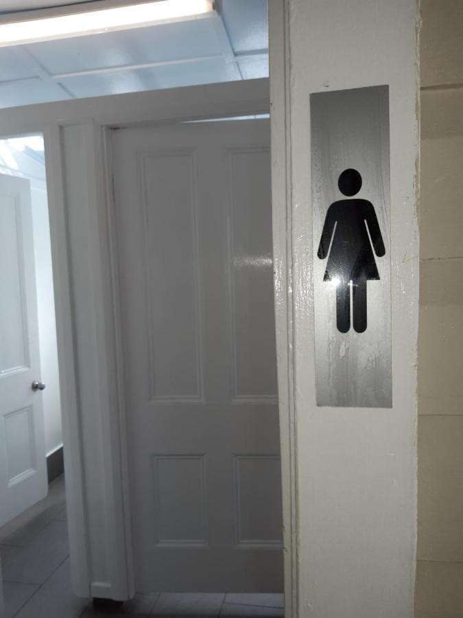 Travellers Paradise Cairns Luaran gambar A door with a pictogram for a women's toilet