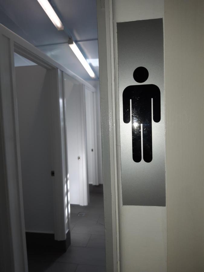 Travellers Paradise Cairns Luaran gambar A men's restroom sign