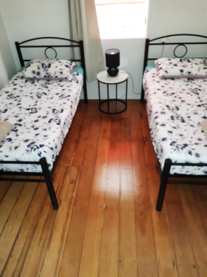Travellers Paradise Cairns Luaran gambar A bedroom with two single beds