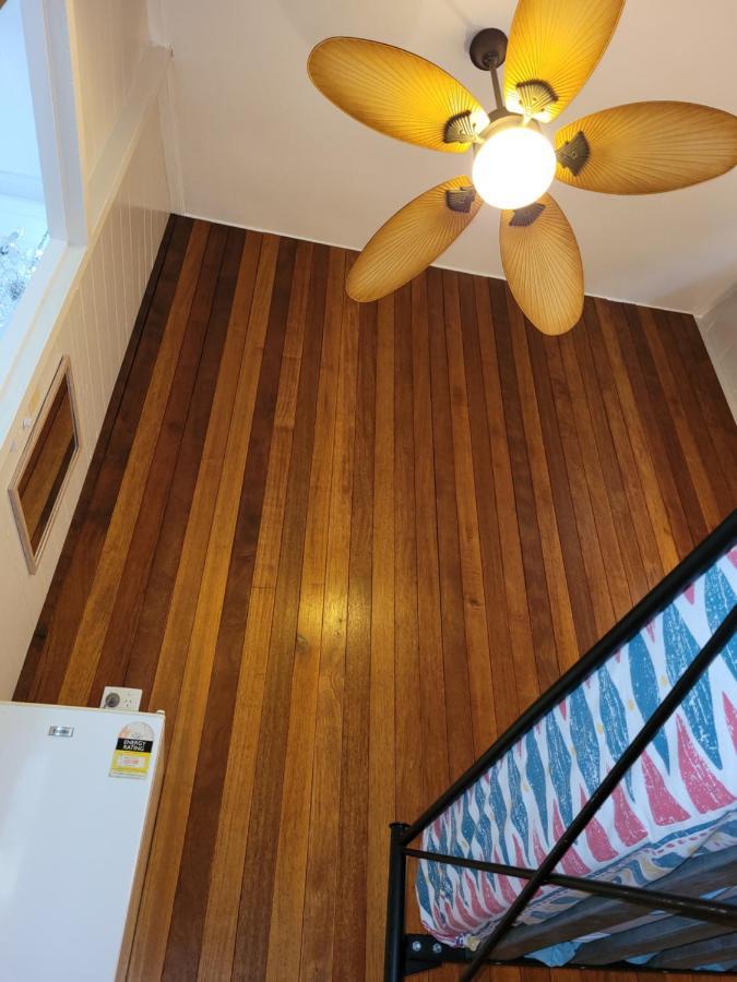Travellers Paradise Cairns Luaran gambar A floor made of teak