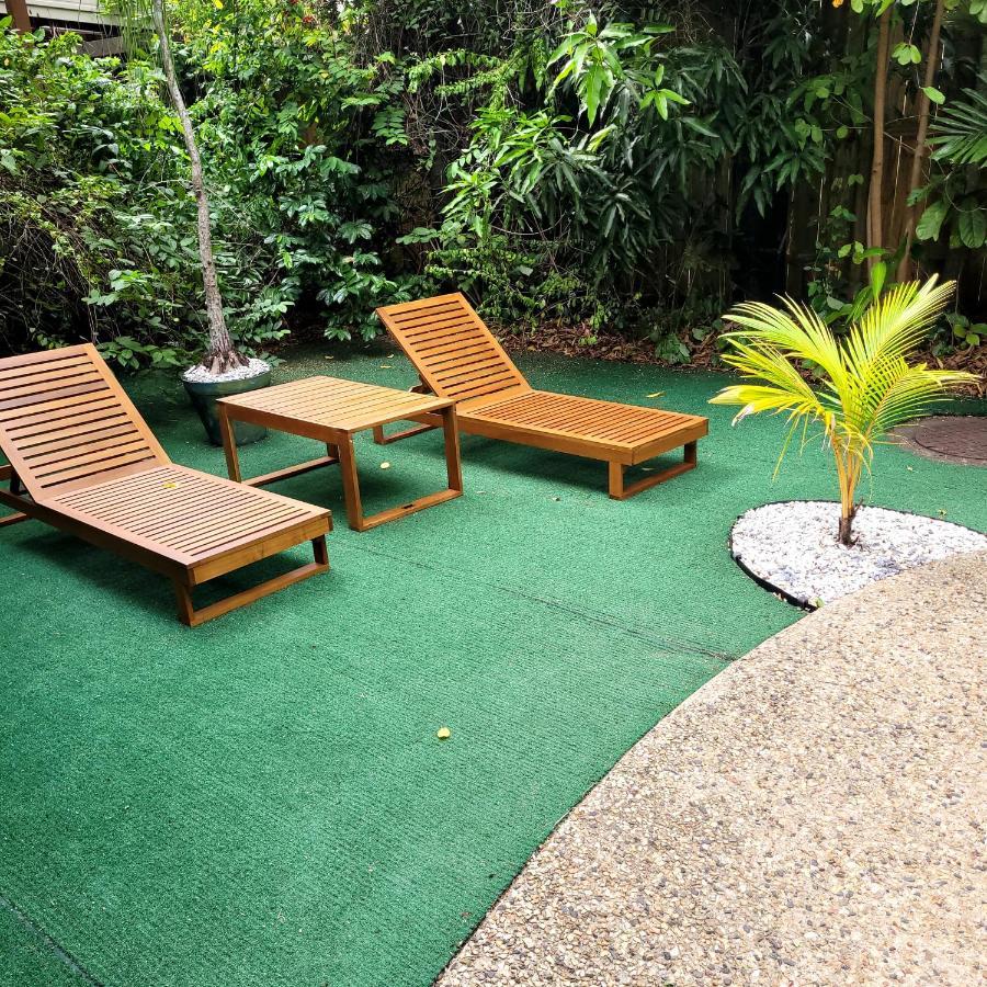Travellers Paradise Cairns Luaran gambar Artificial grass in a garden