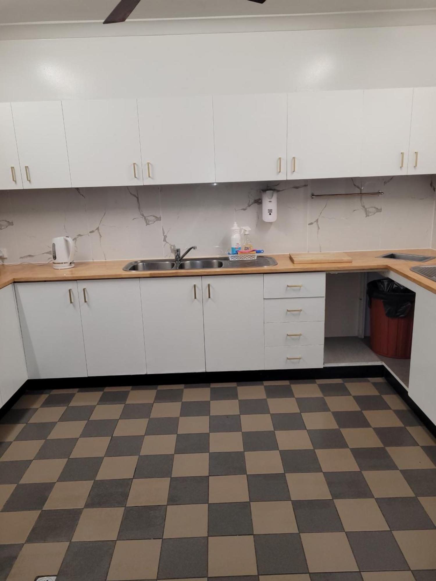 Travellers Paradise Cairns Luaran gambar A kitchen in a student residence hall at the University of Michigan