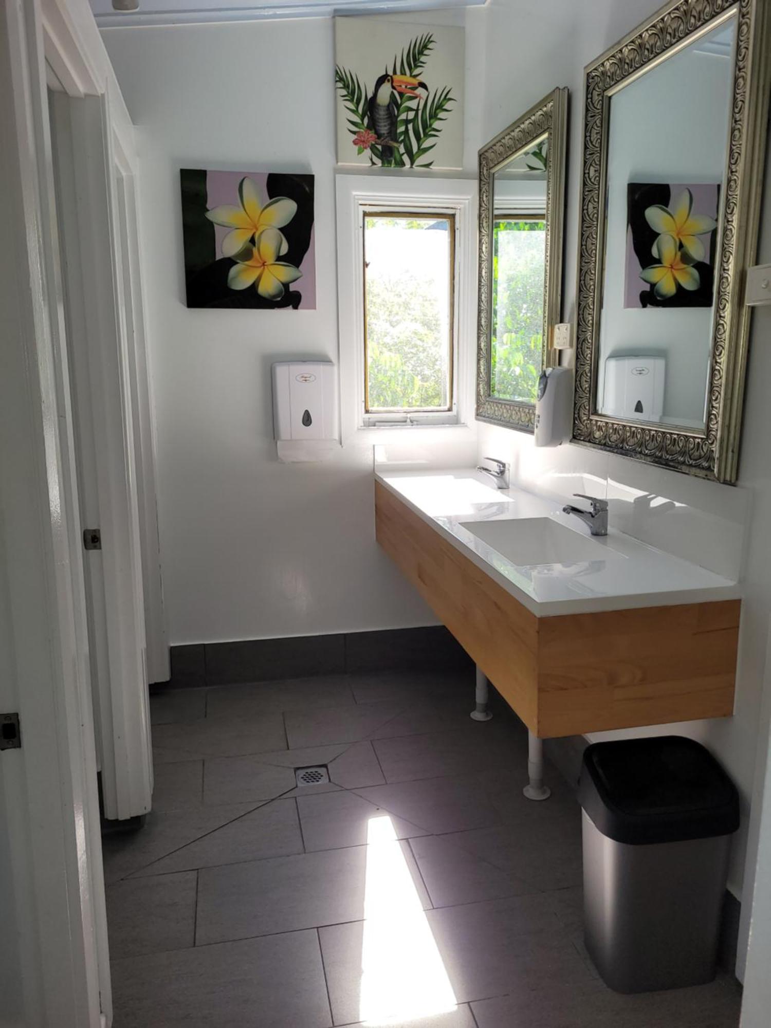 Travellers Paradise Cairns Luaran gambar A modern bathroom