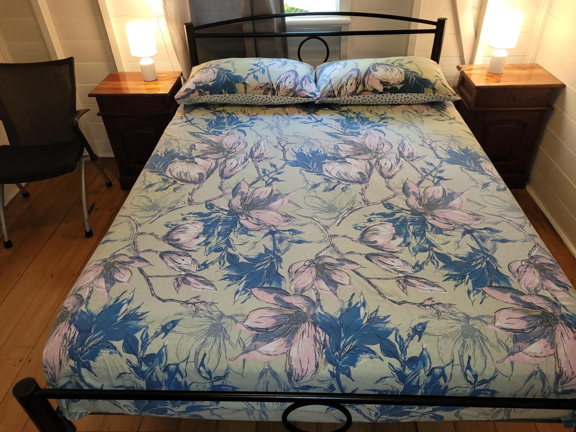 Travellers Paradise Cairns Luaran gambar A bed with a fitted sheet