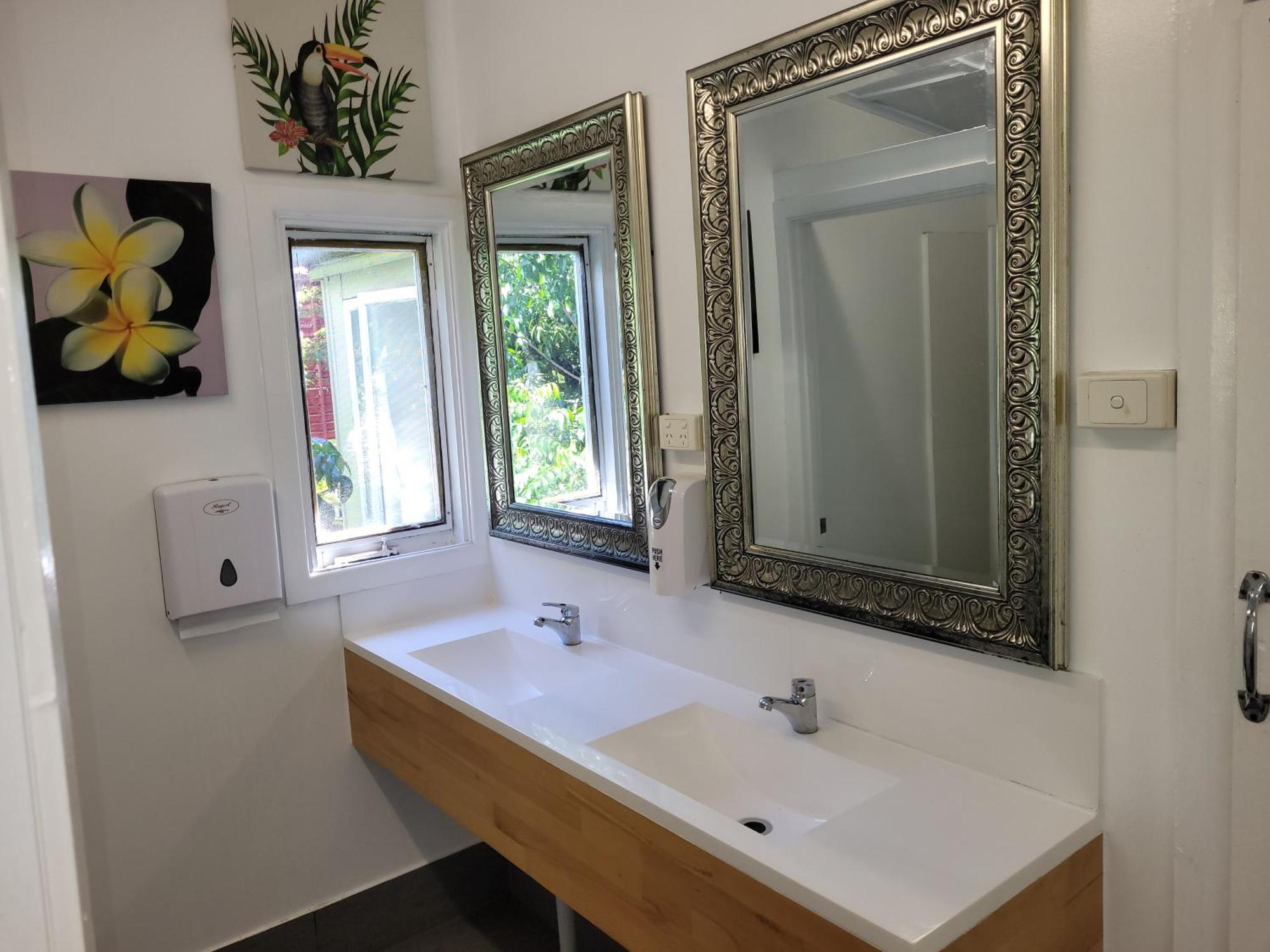 Travellers Paradise Cairns Luaran gambar A modern bathroom