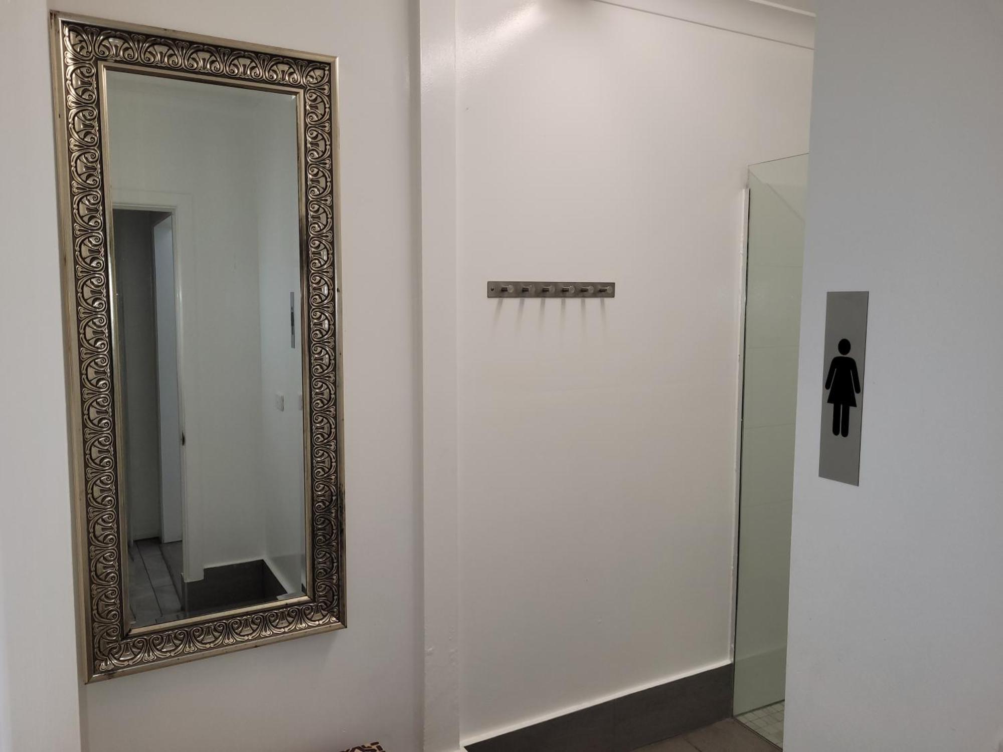 Travellers Paradise Cairns Luaran gambar A coat rack