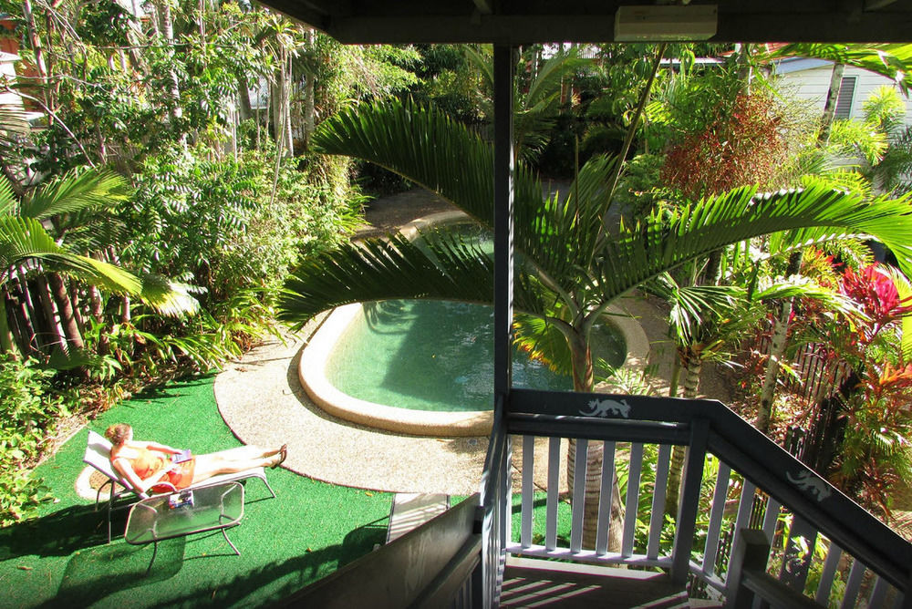 Travellers Paradise Cairns Luaran gambar A view of the pool at the resort