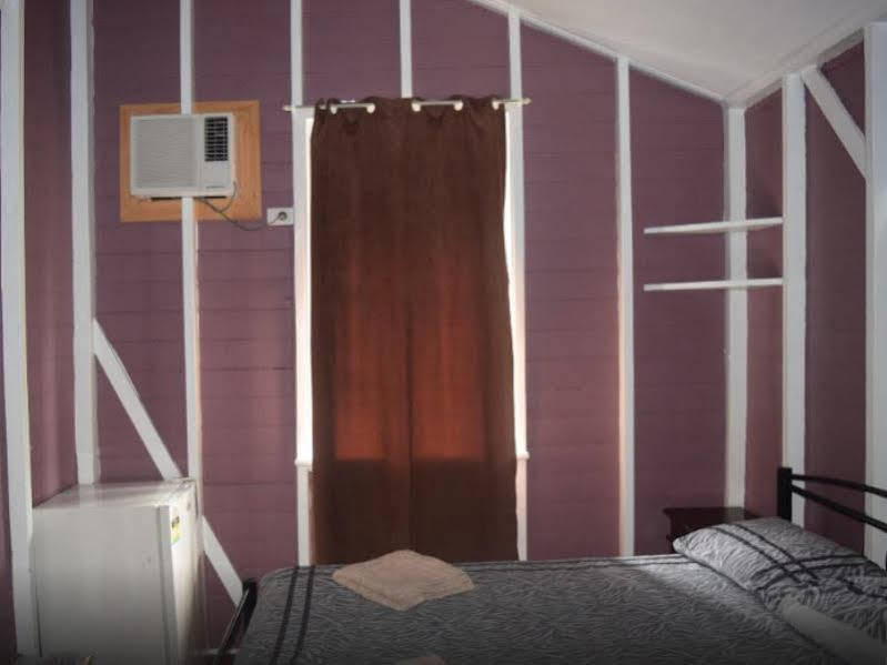 Travellers Paradise Cairns Luaran gambar A room in a typical Japanese capsule hotel