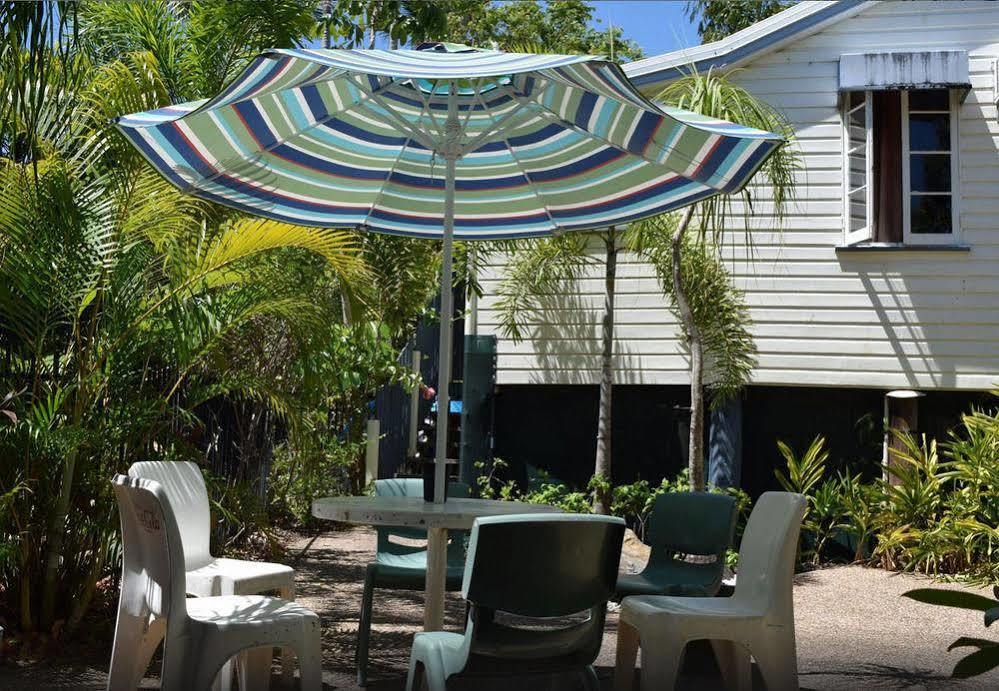 Travellers Paradise Cairns Luaran gambar A patio umbrella